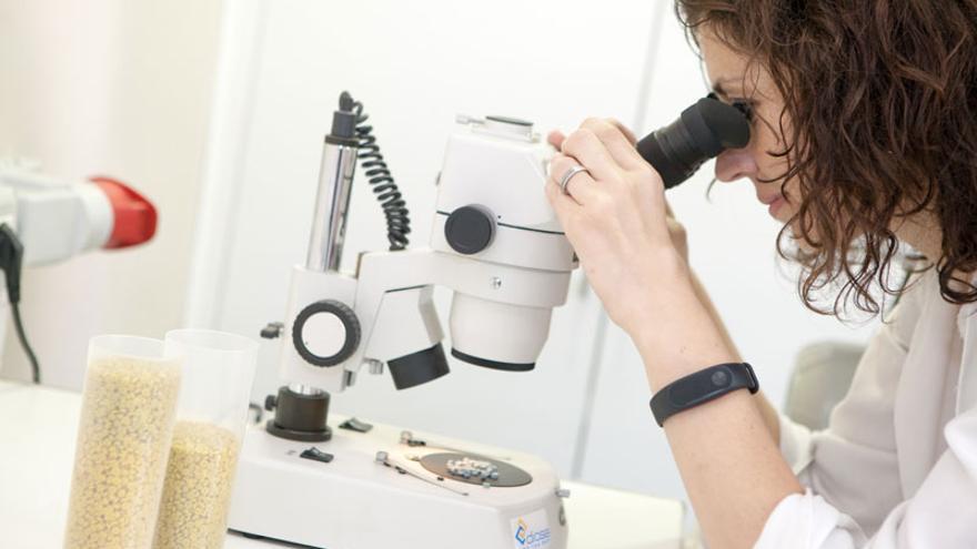 Trabajadora de la empresa Cordoplas en el laboratorio