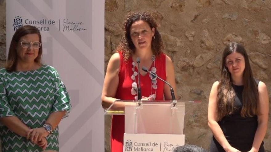 Gesprächsbedarf: Bel Busquets (Més), Cladera (Sozialisten) und Aurora Ribot (Podemos, v. li.).  | FOTO: DM