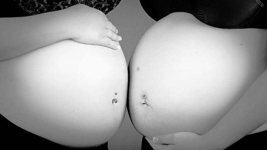 Barrigas de dos mujeres embarazadas.  // Fdv