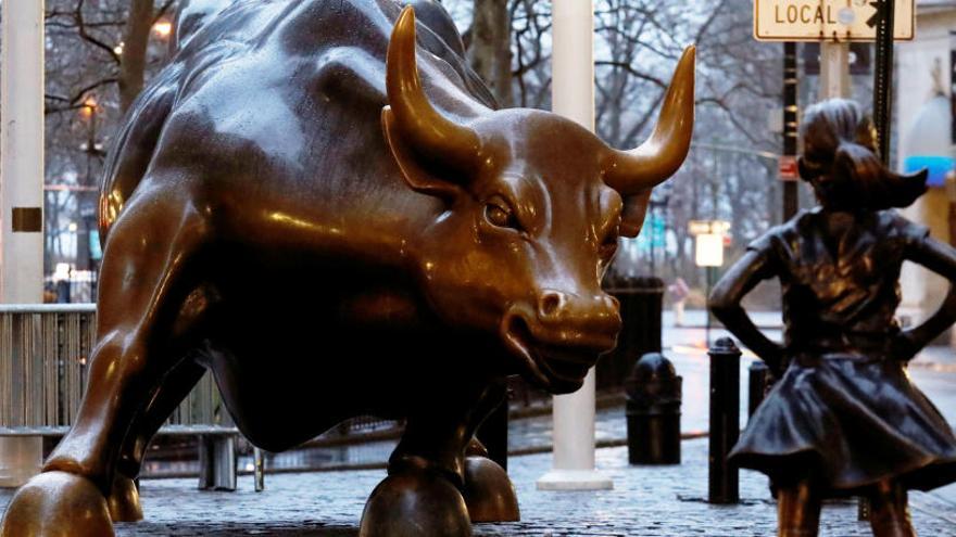 Una desafiante niña de bronce recuerda a Wall Street el papel de la mujer