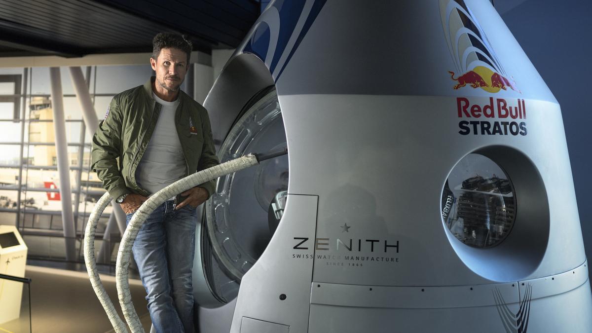 Felix Baumgartner, junto a la cápsula con la que completó el desafío.