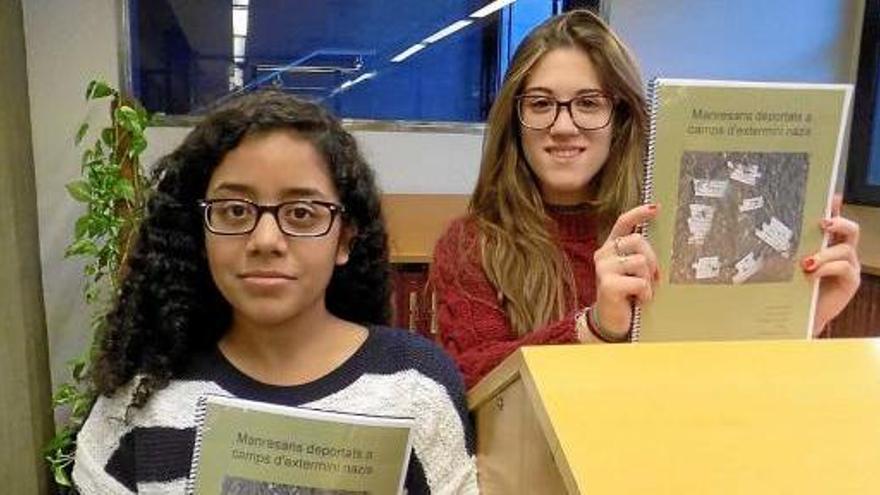 Alejandra Ibarra i Ariadna Moyano amb el treball que recomana reconèixer els manresans deportats