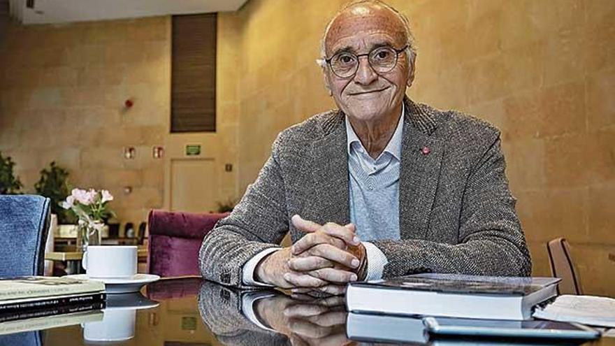 Bartomeu Rotger i Amengual con un ejemplar de &#039;MemÃ²ria, 75 anys d&#039;EducaciÃ³ a les Illes Balears&#039;.