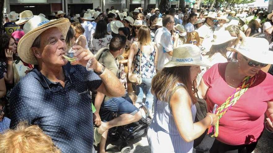 El Paseo da Calzada, abarrotado de gente el pasado año en la Festa do Albariño. // Iñaki Abella