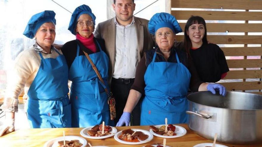 El alcalde con un grupo de cocineras y una .