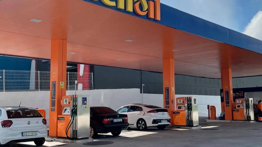 Amplían la gasolinera más barata de Santiago, que incorpora un punto de recargas eléctricas