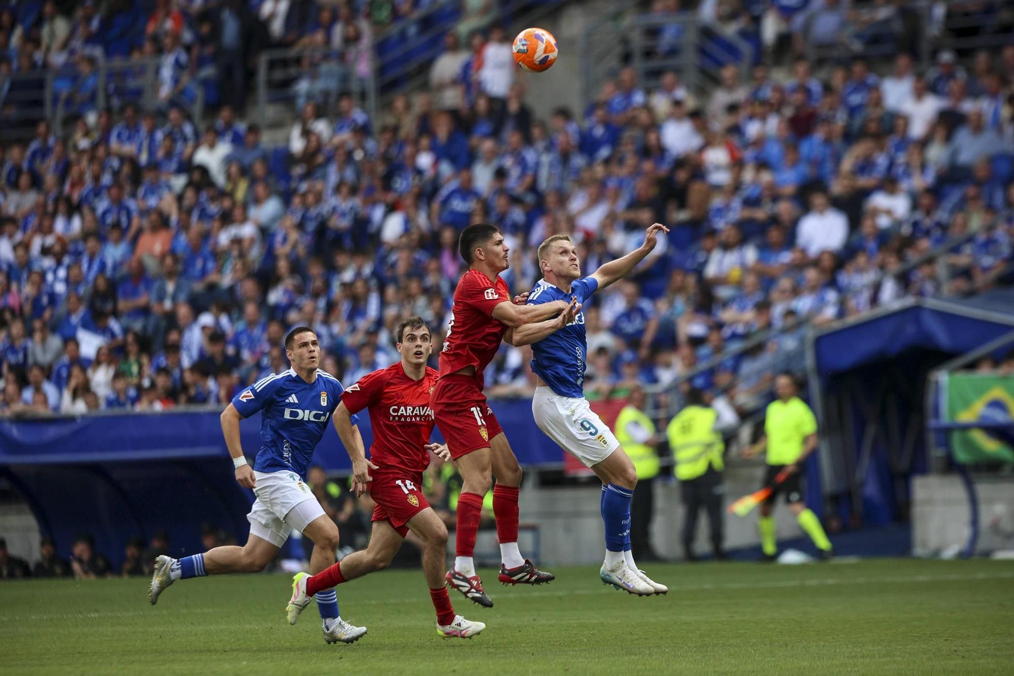 EN IMÁGENES: Ambientazo en la valiosa victoria del Oviedo contra el Zaragoza