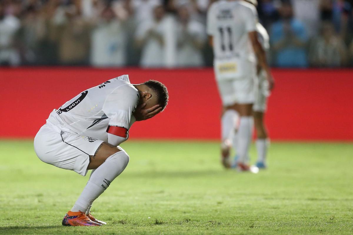 AME903. SANTOS (BRASIL), 16/02/2025.- Neymar de Santos reacciona este domingo, durante un partido del Campeonto Paulista entre Santos y Água Santa, en el Estadio Urbano Caldeira en Santos (Brasil). EFE/ Guilherme Dionizio