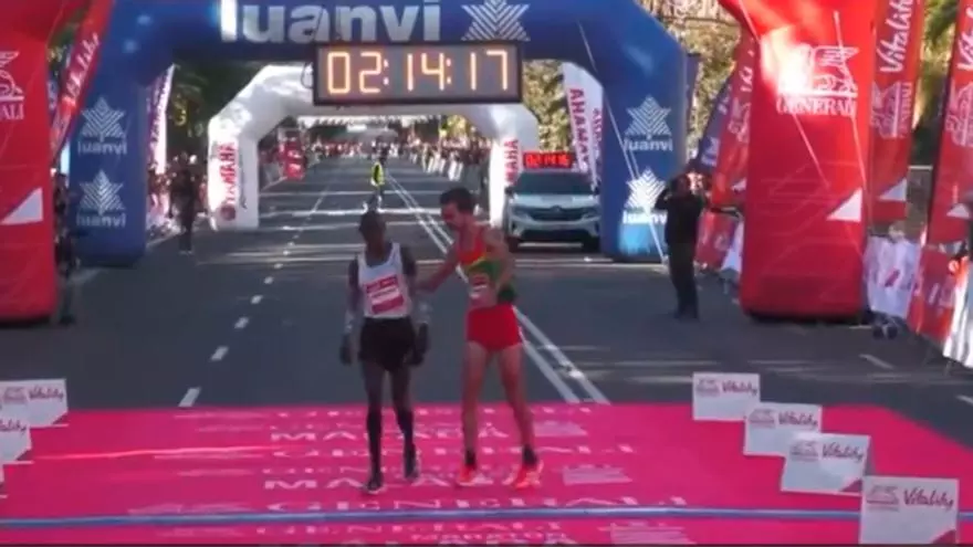 ¡Nuevo gesto de compañerismo en el atletismo al llegar a la línea de meta!