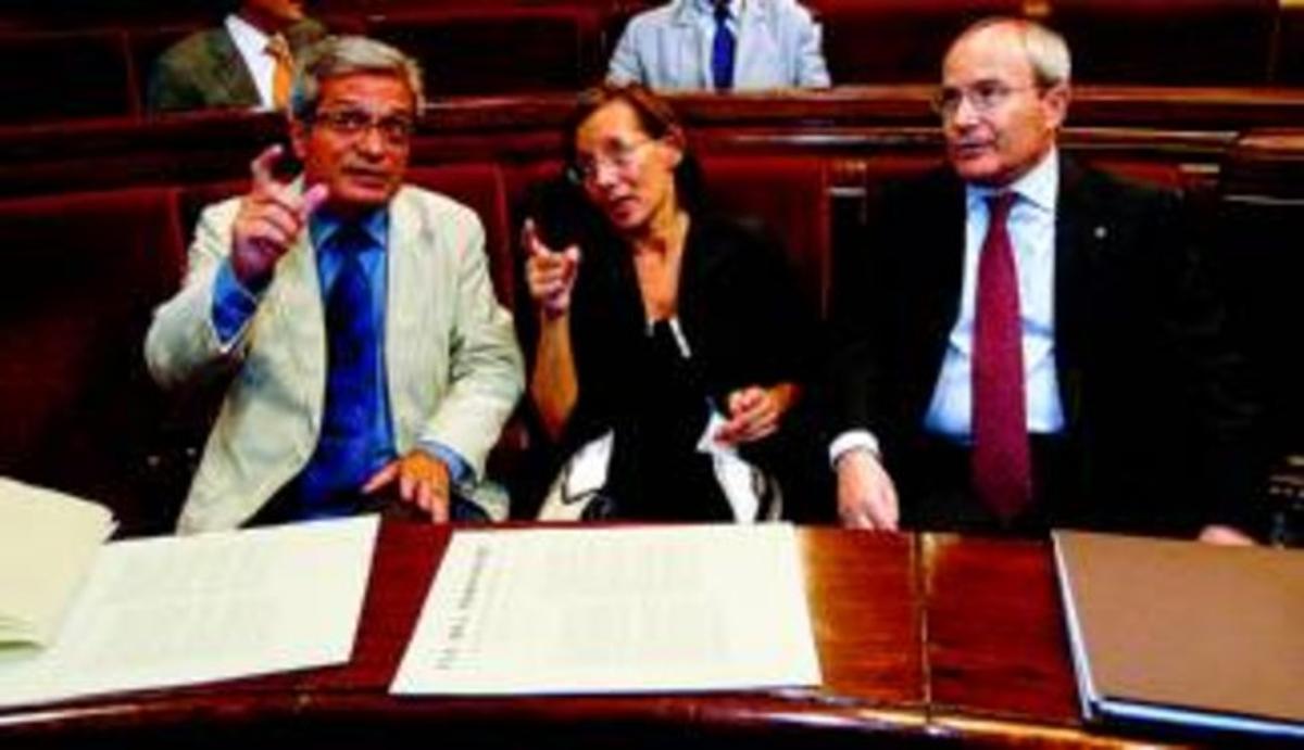 Saura, Tura i Montilla, en una sessió plenària del Parlament, el juliol del 2007. Saura, Tura i Montilla, en una sessió plenària del Parlament, el juliol del 2007.