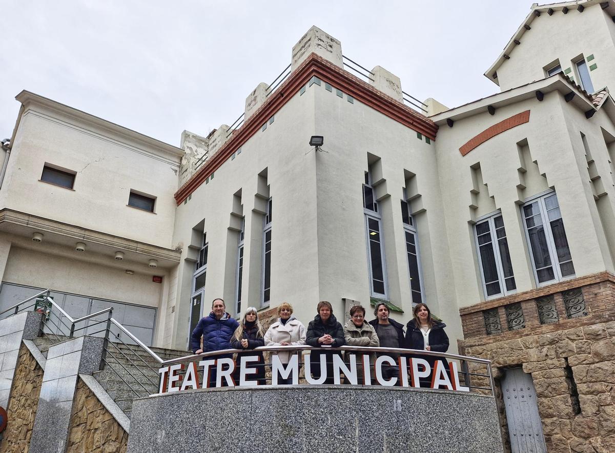 Representants de l'Ajuntament i artistes, al Teatre Municipal