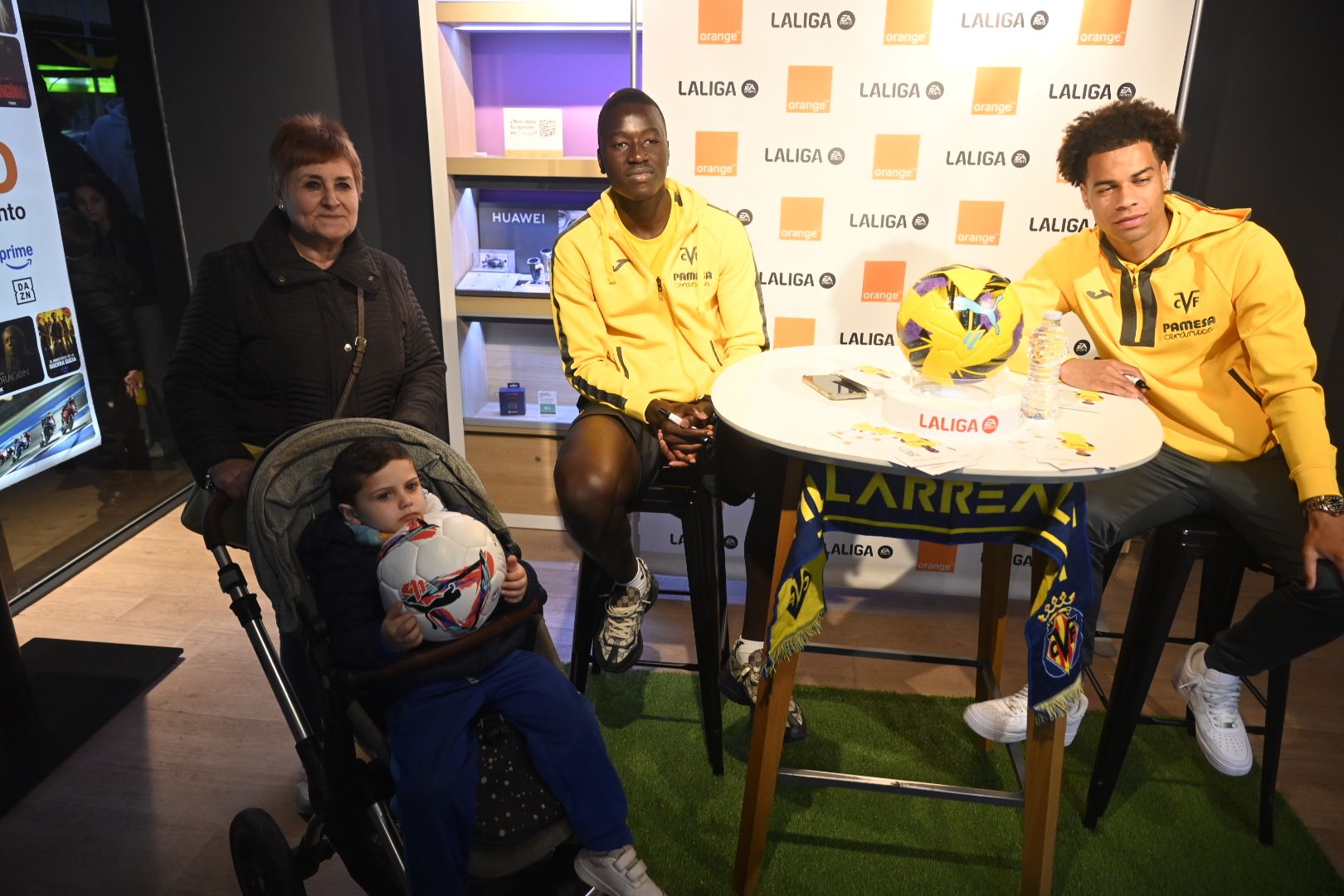 Pape Gueye y Tajon Buchanan delitan a los aficionados del Villarreal