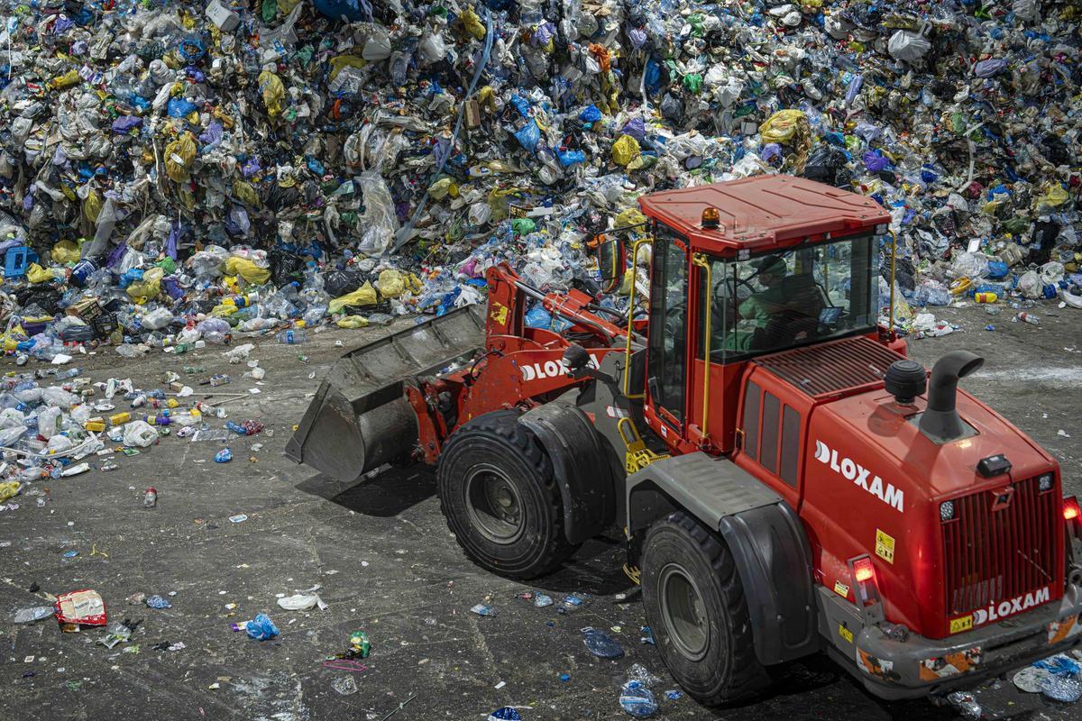 Visita a la planta de triaje de envases de Gavà-Viladecans (SEMESA) del AMB.