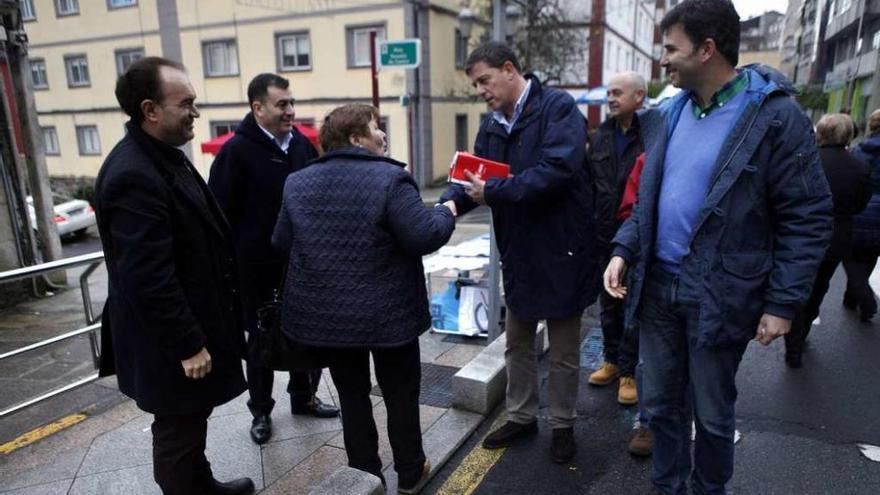 Crespo y Rodríguez fueron saludados por Besteiro y Casares al coincidir en la calle. // Bernabé/Luismy