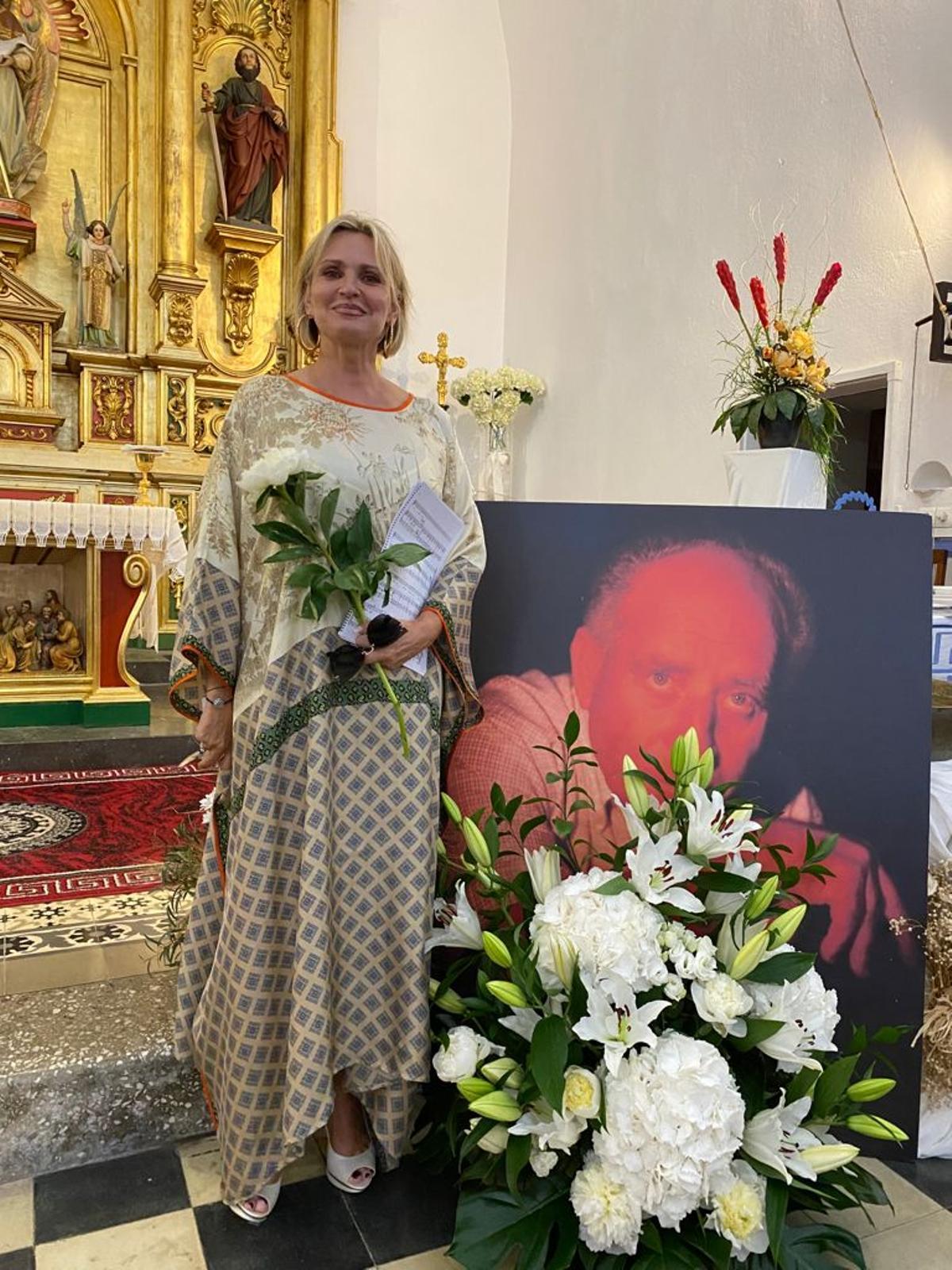 Ainhoa Arteta junto a la foto de recuerdo de Luigi Sagliocco.