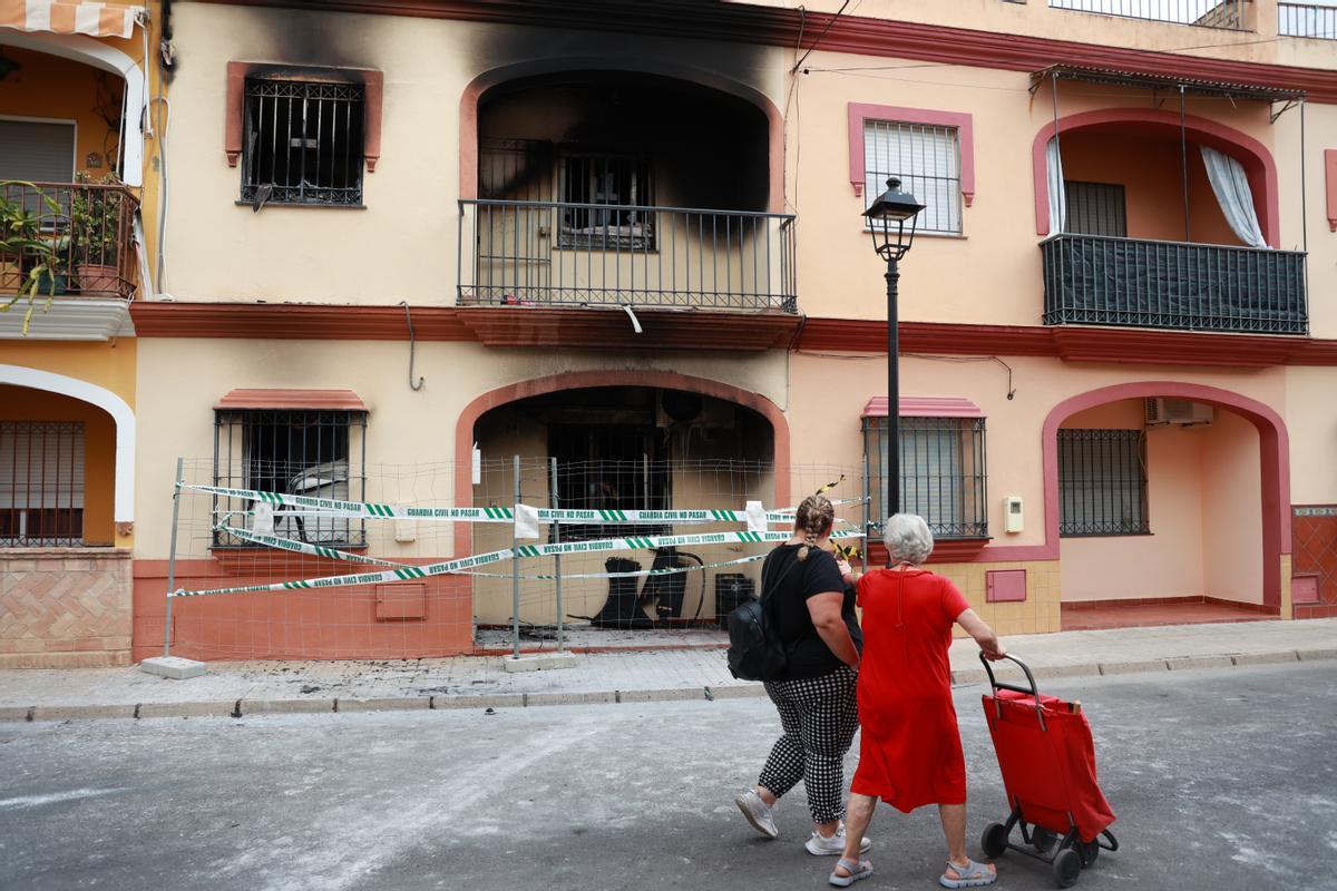 Imagen de la vivienda en la calle Fernando Martín en Guillena donde se ha producido el incendio en la que han fallecido cuatro personas. A 07 de octubre de 2024, en Guillena, Sevilla (Andalucía, España). Vecinos de Guillena (Sevilla) han mostrado su consternación tras la muerte de una familia de la localidad este pasado domingo al producirse un incendio en el interior de su vivienda, que se saldó con la muerte de un matrimonio y sus dos hijos de 16 y 20 años. El Pabellón Municipal 'Christian Hernández' de Guillena es la sede del duelo y de la misa funeral. 07 OCTUBRE 2024 Rocío Ruz / Europa Press 07/10/2024. Rocío Ruz;