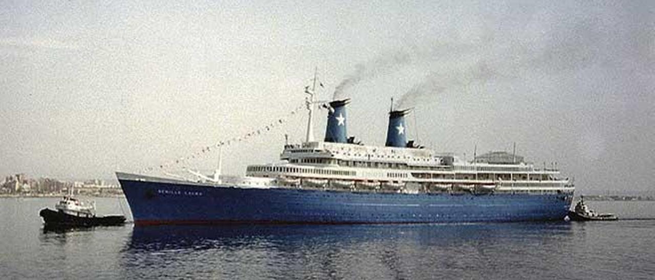 El &#039;Achille Lauro&#039; entrando en el puerto de Palma en octubre de 1991.