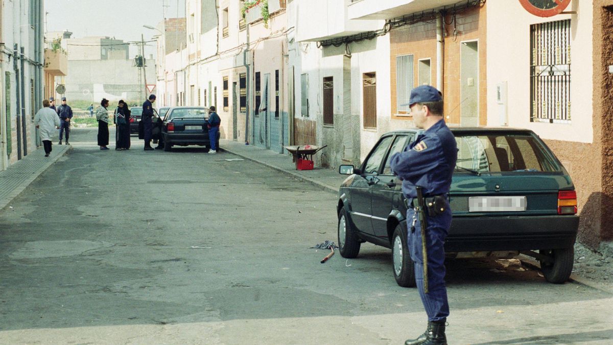 La presencia policial en el barrio no ha acabado con la actividad de los traficantes