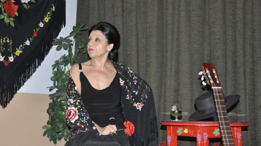 La escuela de baile de la Peña Flamenca abre el curso con el espectáculo «La radio de mi madre»