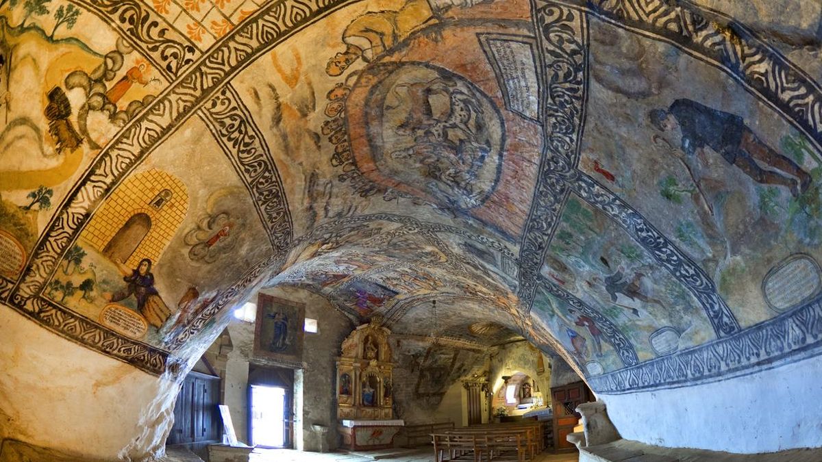 Murales de la vida de San Bernabé en el interior de la ermita
