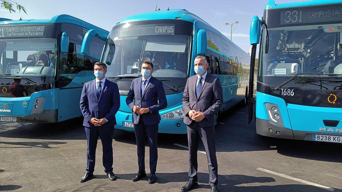 Por la izquierda, Saulo Castro, vicepresidente de Global, Miguel Ángel Pérez del Pino, consejero de Transportes, y Víctor Quintana, director general de Global.