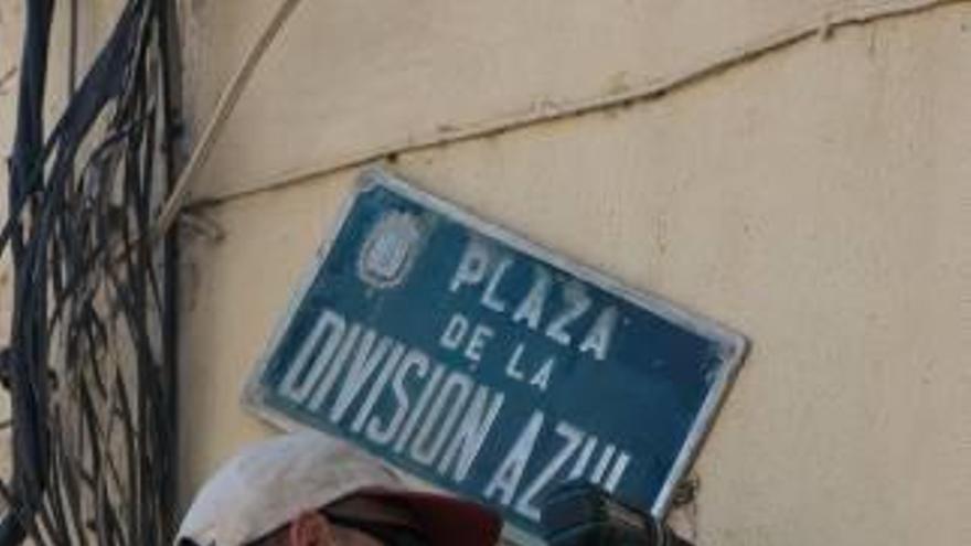 Reposición de una placa por orden judicial, en marzo de 2017.