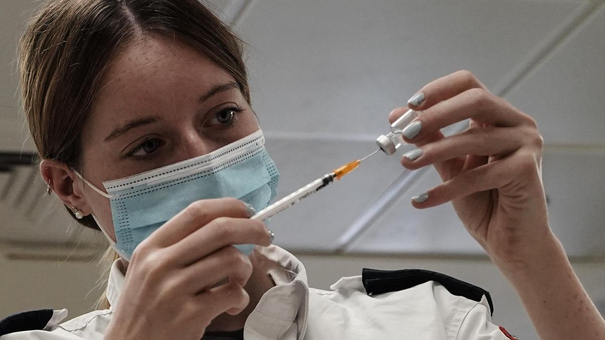Una enfermera prepara una vacuna de Pfizer.