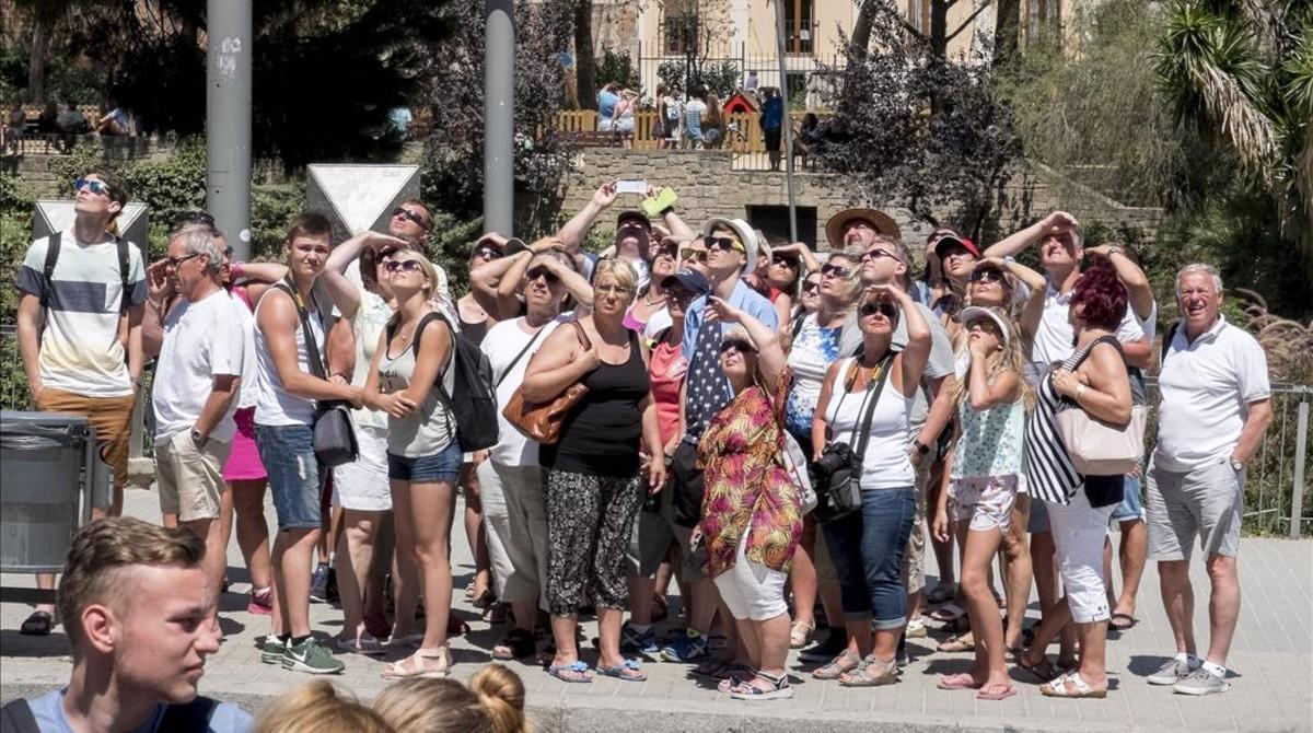 Turistas observan la Sagrada Família