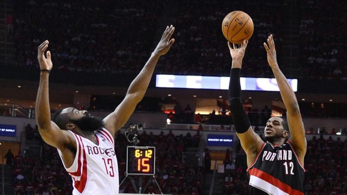 Harden intenta poner un tapón a Aldridge.