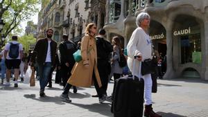 Ambiente de turistas en el paseo de Gracia de Barcelona