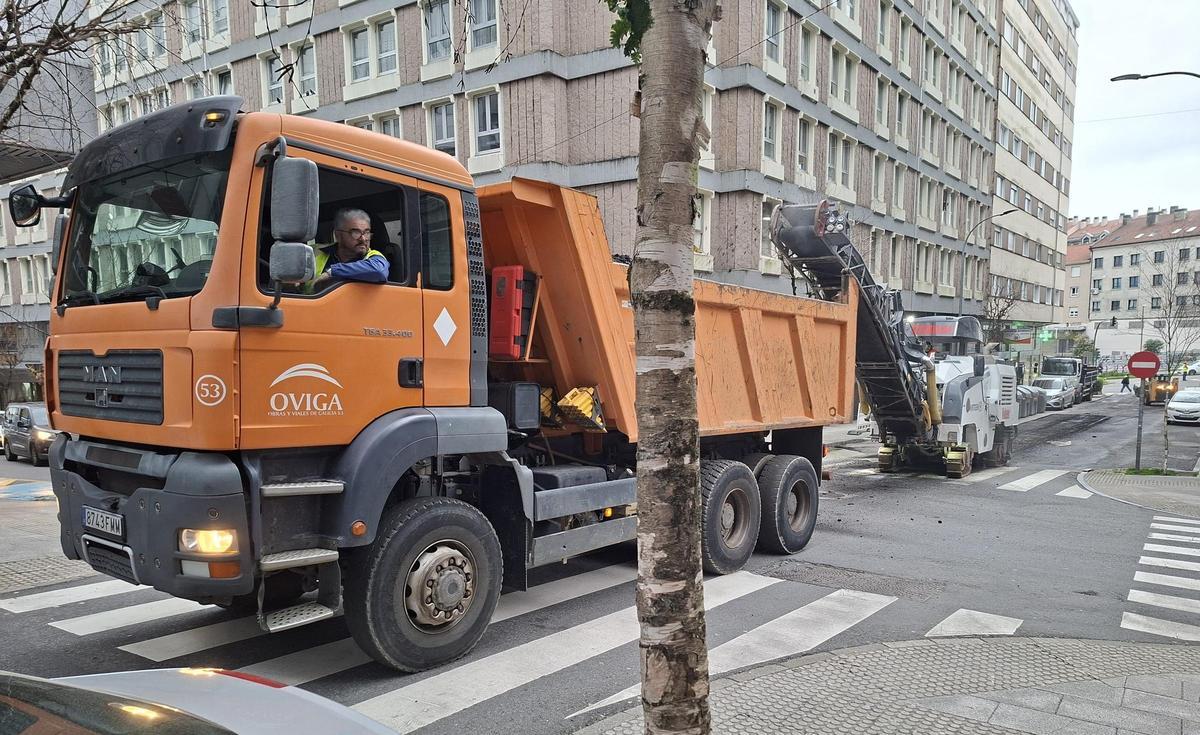 Los operarios trabajan este lunes en la rúa República Arxentina