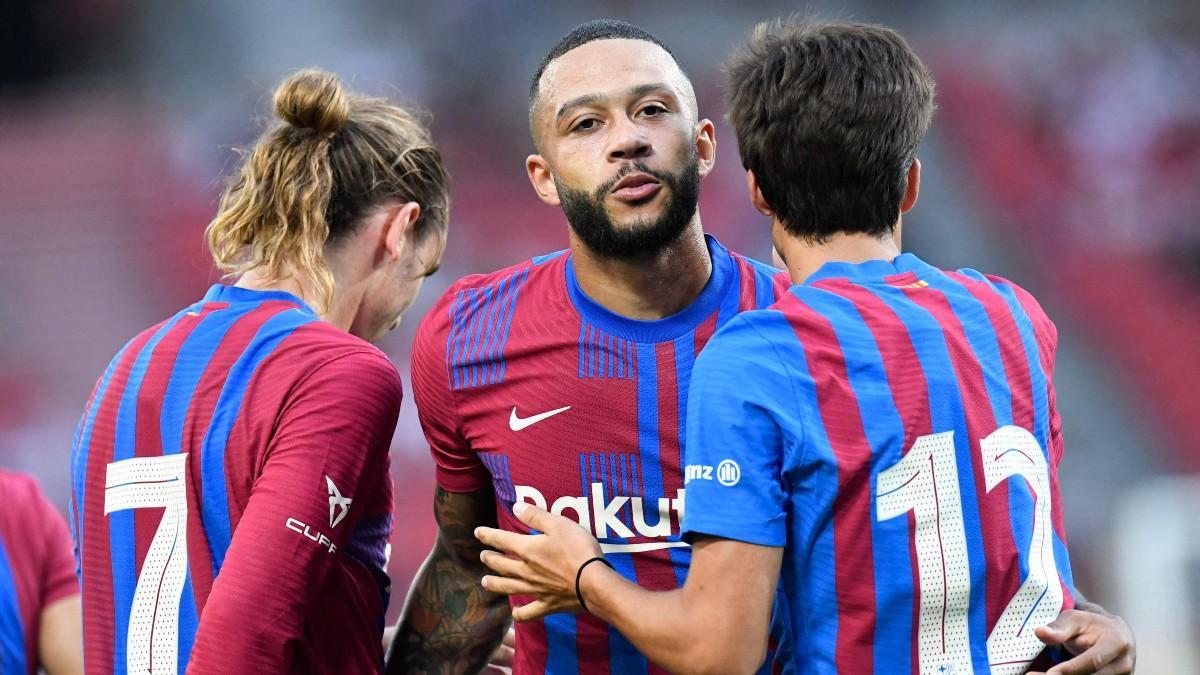 Memphis celebra su gol ante el Stuttgart con Griezmann y Riqui Puig