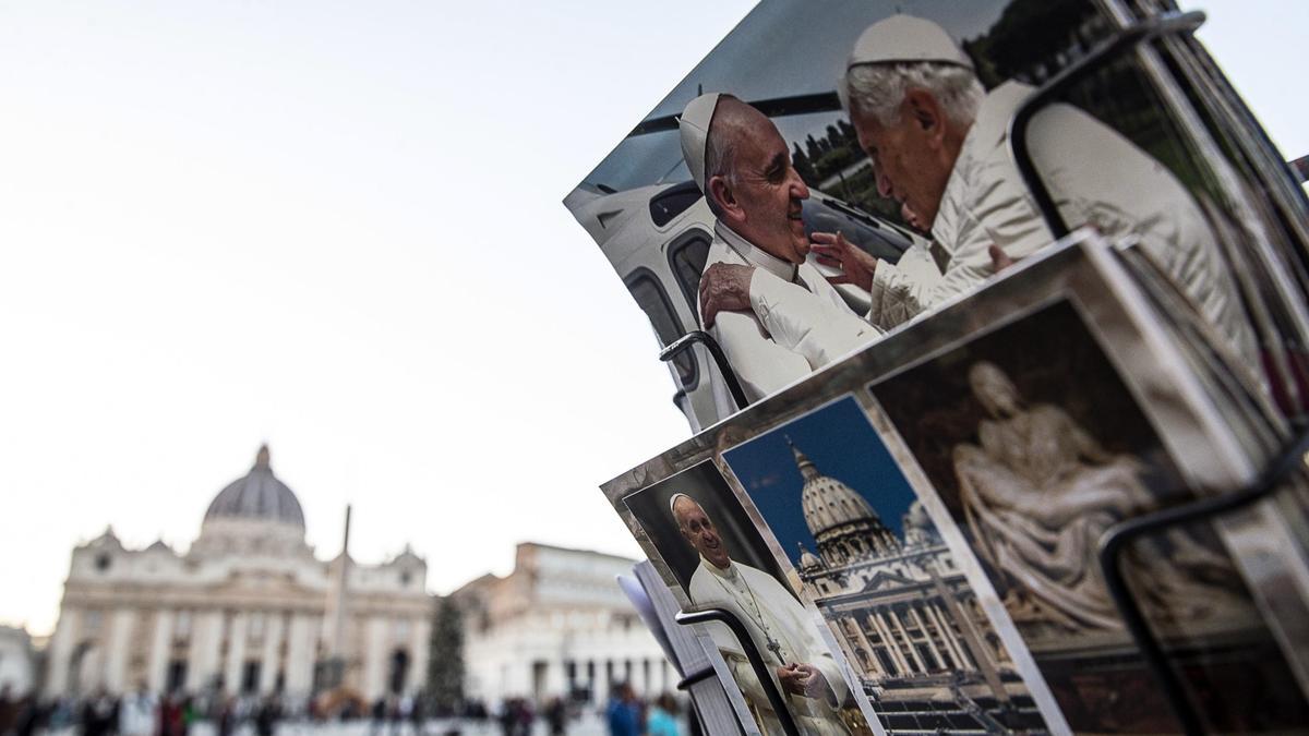 Imágenes de los papas Benedicto XVI y Francisco en el Vaticano.