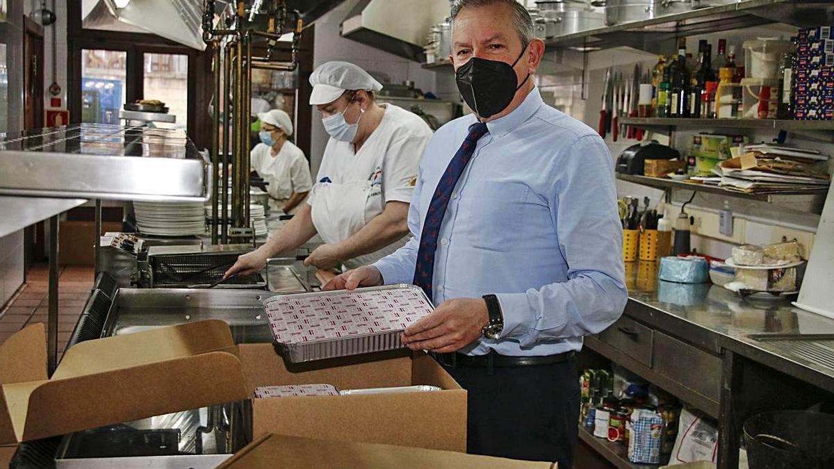 Juanjo Cima prepara un cachopo para llevar en Las Tablas del Campillín. | P. S.