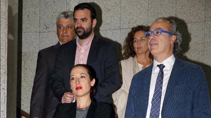 Los exconsejeros del PSOE, tras abandonar el Consejo de Gobierno.