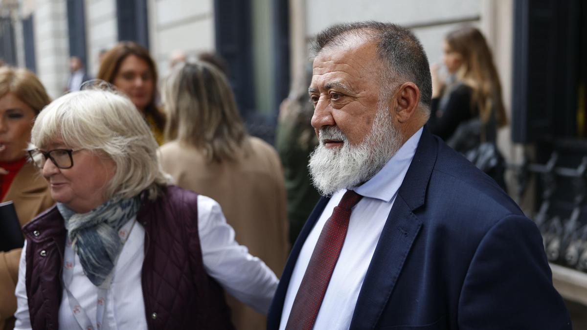 El diputado turolense Hermino Sancho a la salida del Congreso