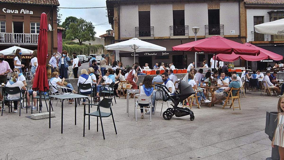 Ambiente en las terrazas durante el Carmín de la Pola del año pasado | Andrés Illescas