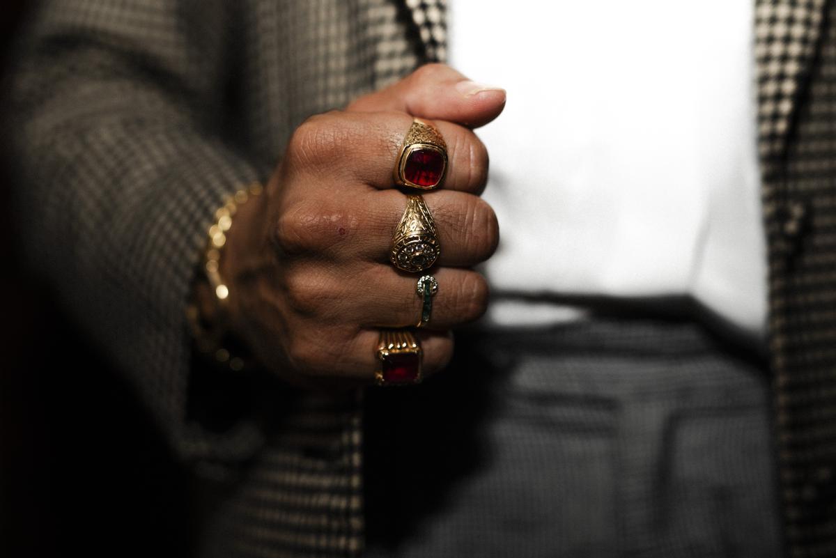 Detalle de los anillos del cantaor Israel Fernández posa para Europa Press, en el Corral de la Morería, a 18 de septiembre de 2024, en Madrid (España). Israel Fernández es un cantaor, compositor y músico español de flamenco de origen gitano. Ha sido galardonado con un Premio Odeón al Mejor Álbum de Flamenco por ‘Amor’ (2021) y nominado a los premios Latin Grammy como Mejor Álbum de Música Flamenca en el año 2021. Ahora el artista presenta su nuevo disco ‘Yo Voy A Perder El Sentío’. 18 SEPTIEMBRE 2024;RETRATOS;MUSICO;FLAMENCO; Mateo Lanzuela / Europa Press 18/09/2024 / ISRAEL FERNANDEZ;Mateo Lanzuela;category_code_new;