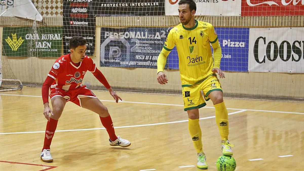 Jesús Izquierdo defiende a Alan Brandi en el partido de ayer.