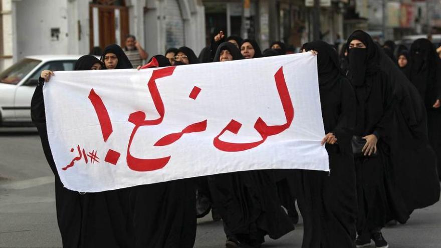 Un grupo de mujeres protesta en Baréin con el lema: &quot;No nos arrodillarán&quot;.