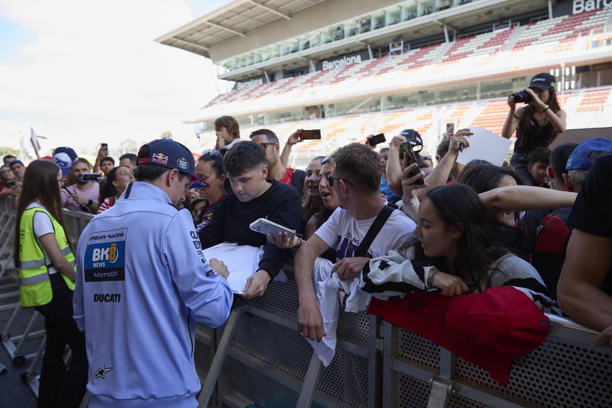 Álex Márquez atendiendo a los fans durante el 'pit walk'