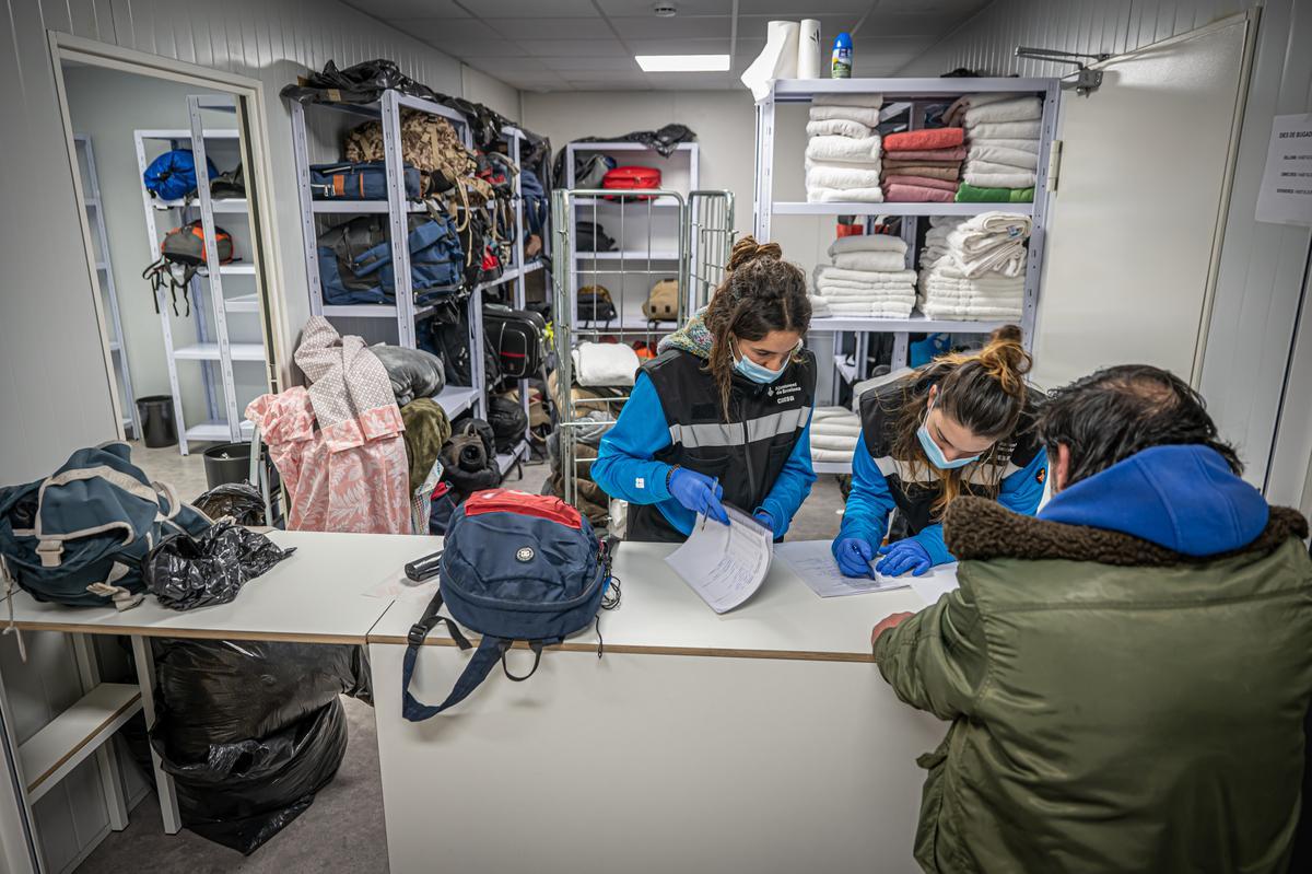 En la operación frío de Barcelona, El Periódico acompaña un equipo de educadores sociales que convencen a las personas sin hogar para refugiarse en las 262 camas extras habilitadas este fin de semana