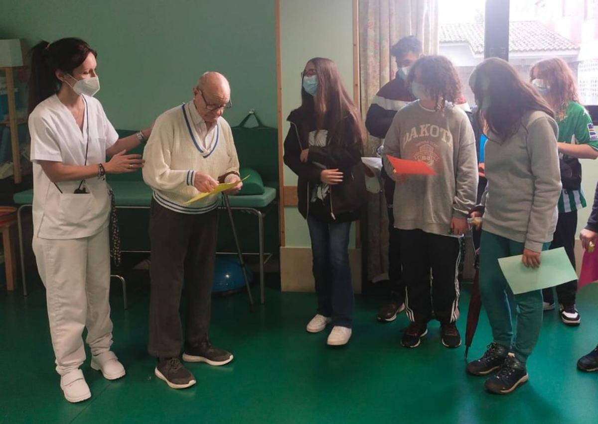 Alumnos del IES Álvaro Cunqueiro, ayer, en El Rocío.