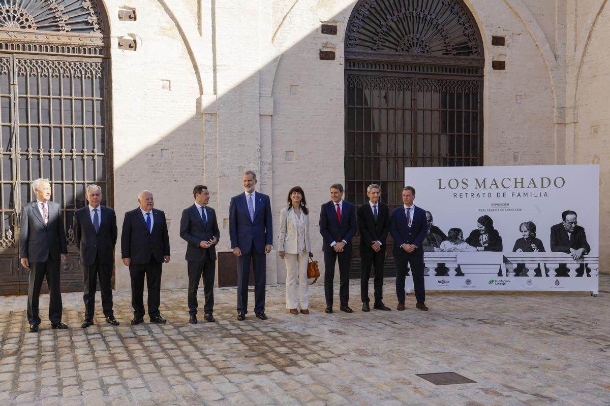 SEVILLA (ESPAÑA), 21/10/2024.- El rey Felipe VI (c), el presidente del Parlamento andaluz, Jesús Aguirre (3i) y el presidente de Andalucía, Juanma Moreno (4i) entre otros inauguran este lunes en Sevilla la exposición ‘Los Machado. Retrato de familia’, que mostrará por primera vez juntos los dos grandes fondos documentales de los poetas Manuel y Antonio. EFE/ José Manuel Vidal