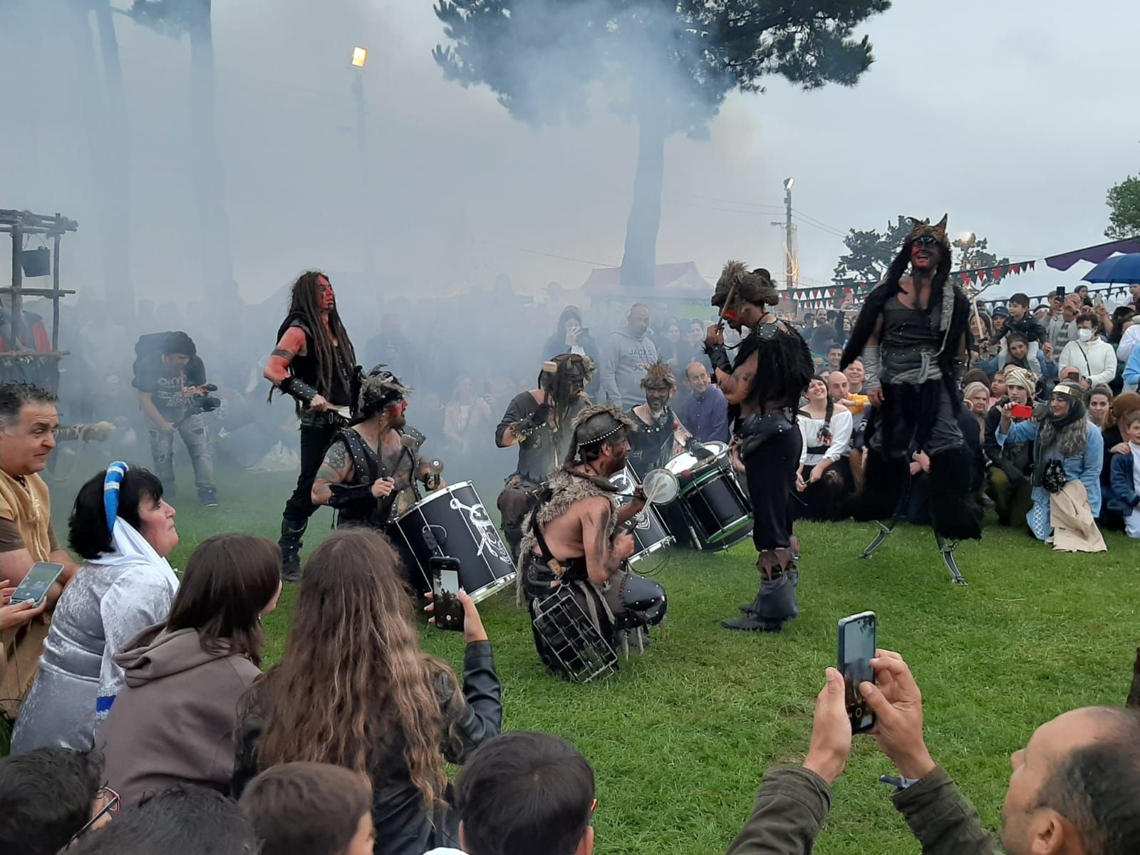 Lleno por Exconxuraos en Llanera: grandes y pequeños disfrutan de la gran fiesta del verano en el concejo