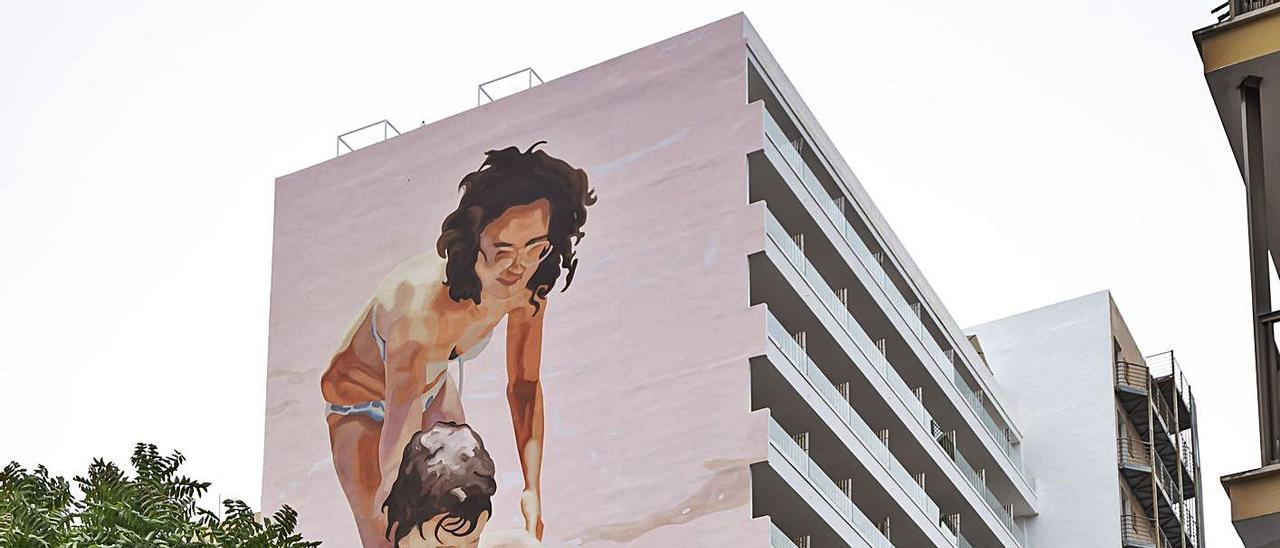 El mural de 36 metros de alto de Joan Aguiló pintado en el hotel Whala Fun de s’Arenal.