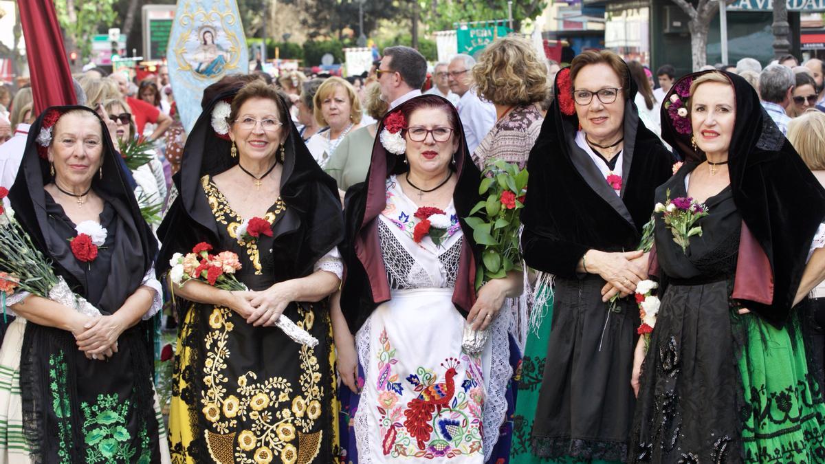 Cinco mujeres, este lunes, víspera del Bando, en la ofrenda floral a la Virgen de la Fuensanta.