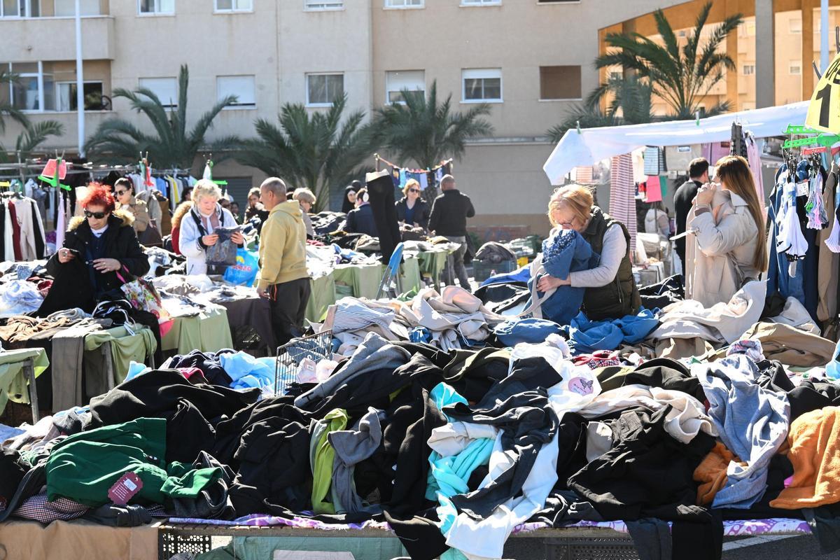 Uno de los puestos de ropa en el nuevo mercadillo de Carrús-El Toscar