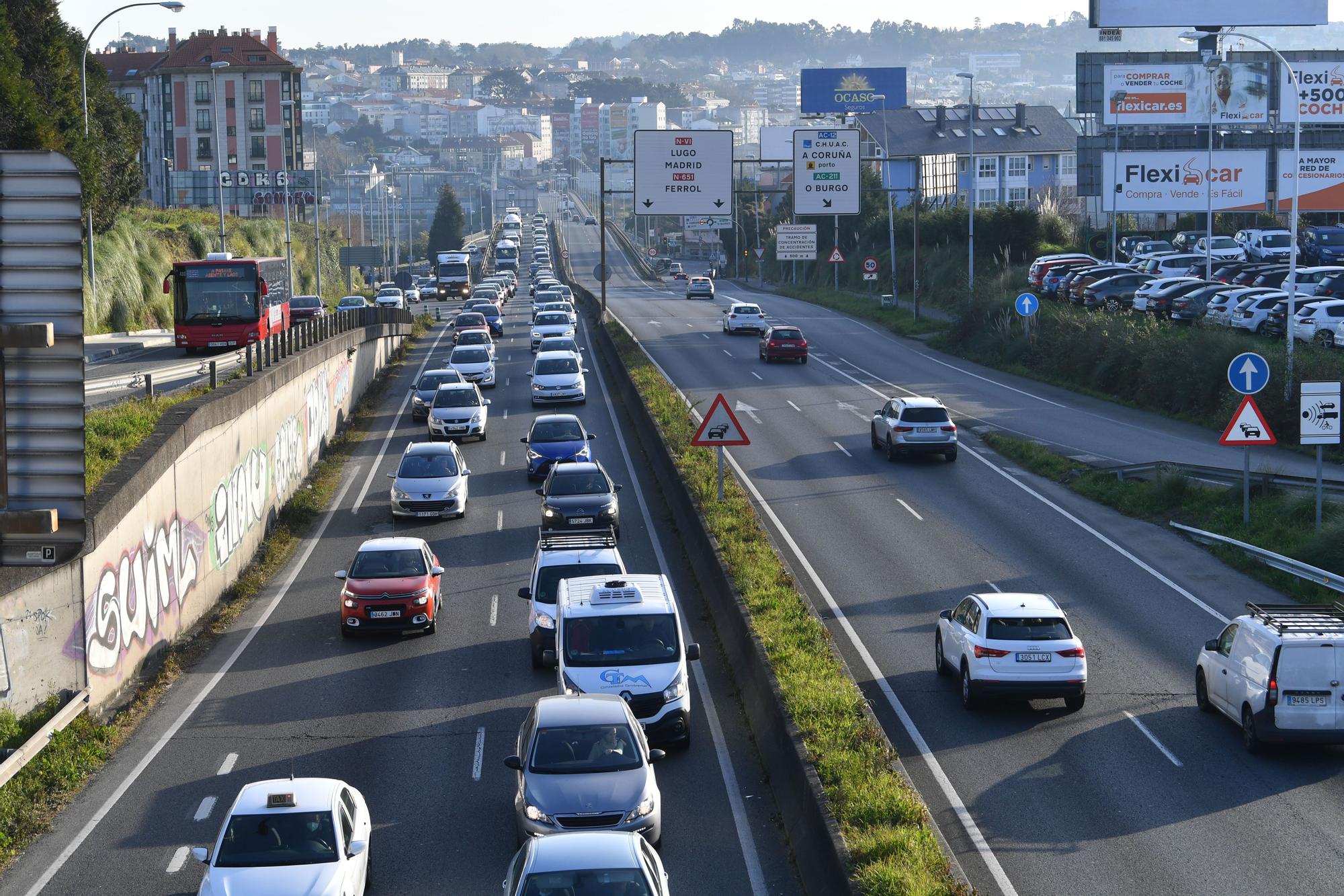 Atasco en A Pasaxe por un accidente en Palavea