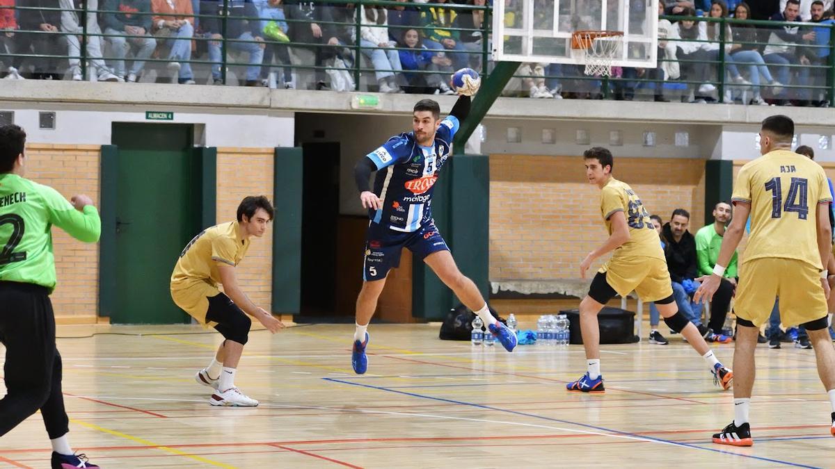 Pablo Fernandez durante un partido contra el Barça Atlético.